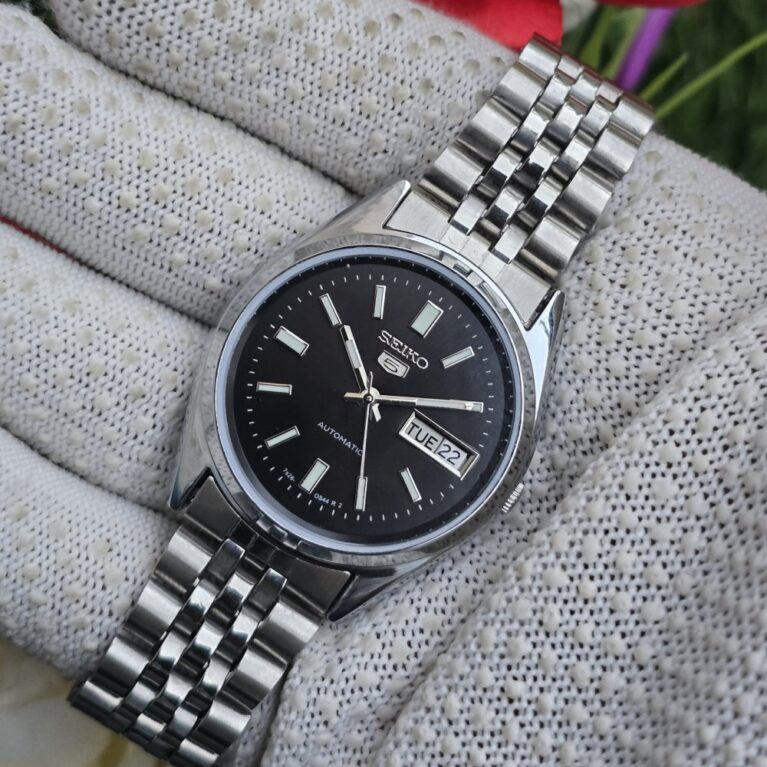 Seiko 5 Automatic Men's steel back 17 Jewels vintage japanese Wrist watch champagne  black dial