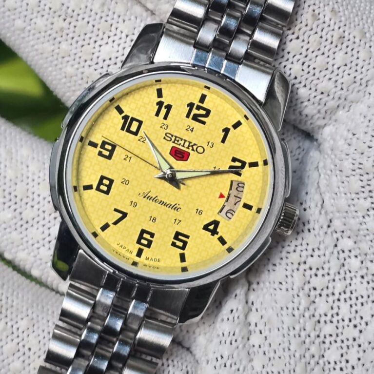 Seiko 5 Automatic Men steel back 17 Jewels vintage japanese Refurbished Mod Wrist watch champagne Yellow dial