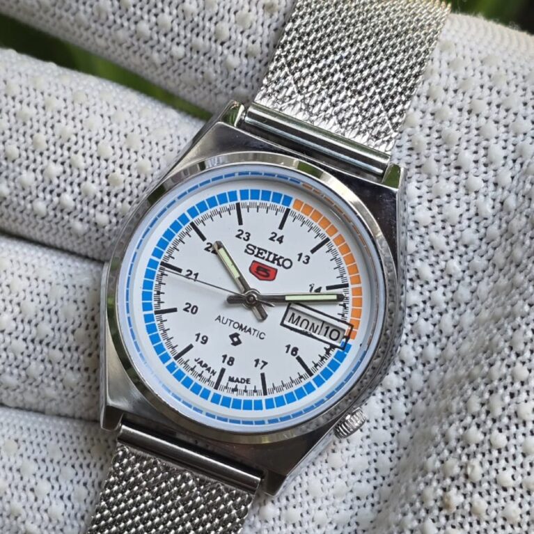Seiko 5 Automatic Men’s Stainless Steel 17 Jewels Day-Date Vintage Mod Wrist Watch